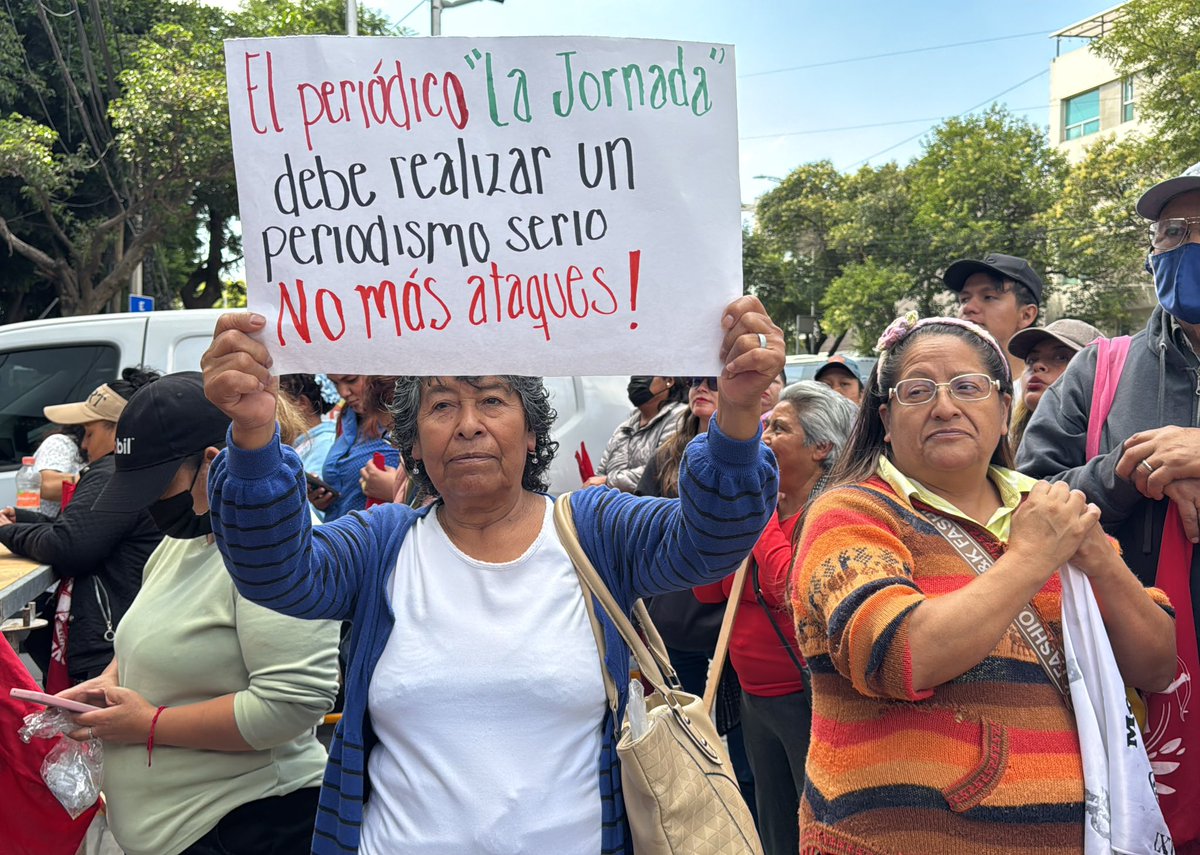 AntorchaOficial's tweet photo. 300 ANTORCHISTAS DE IXTAPALUCA PROTESTAN EN LA JORNADA; PIDEN NO SE LES CALUMNIE. Una comisión de 300 antorchistas de #Ixtapaluca, Edomex, se manifiestan en las instalaciones @LaJornada @lajornadaonline para solicitar derecho de réplica, porque el diario publicó información falsa https://t.co/GAAn6KaPMT