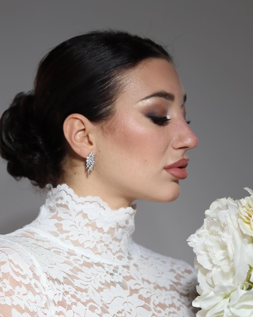 GraigBoiceib5's tweet photo. Giorni intensi in accademia ed emozioni indescrivibili. Per il primo esame ho scelto il tema dell’autunno: una sposa sofisticata, con pizzo, tulle e soft glam. Un look che mi rappresenta e che adoro. https://t.co/6857B99k5x