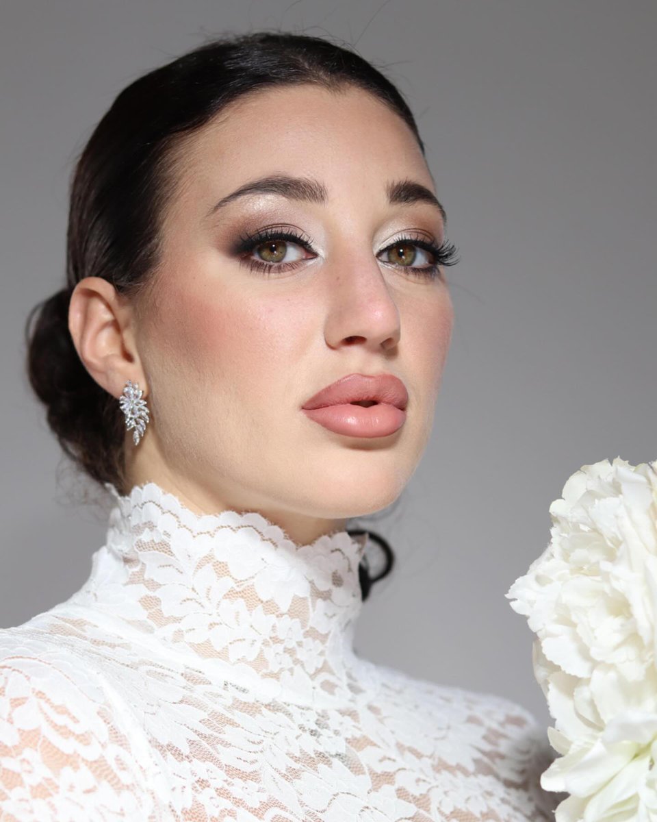 GraigBoiceib5's tweet photo. Giorni intensi in accademia ed emozioni indescrivibili. Per il primo esame ho scelto il tema dell’autunno: una sposa sofisticata, con pizzo, tulle e soft glam. Un look che mi rappresenta e che adoro. https://t.co/6857B99k5x