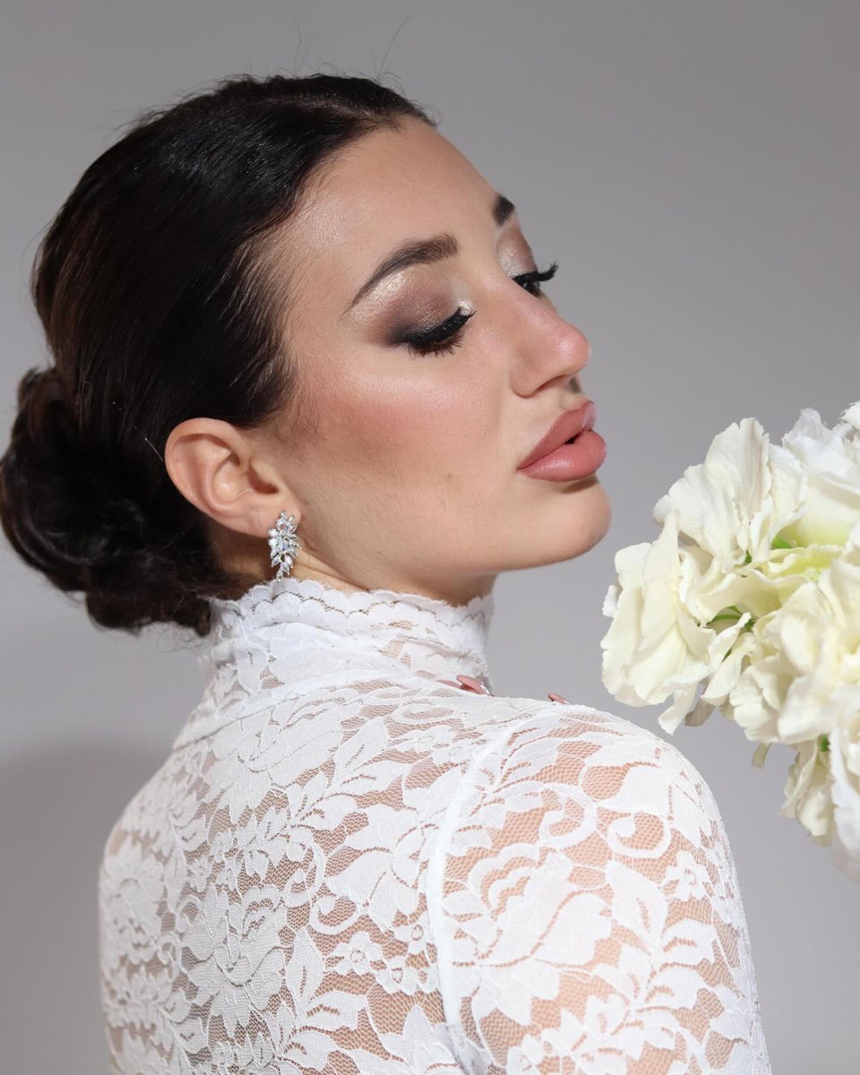 GraigBoiceib5's tweet photo. Giorni intensi in accademia ed emozioni indescrivibili. Per il primo esame ho scelto il tema dell’autunno: una sposa sofisticata, con pizzo, tulle e soft glam. Un look che mi rappresenta e che adoro. https://t.co/6857B99k5x