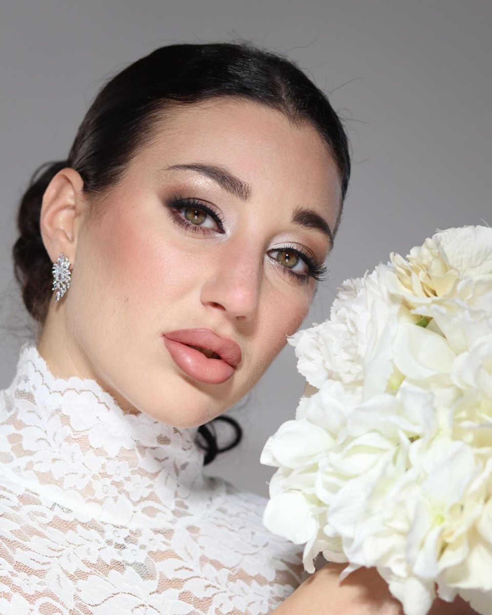 GraigBoiceib5's tweet photo. Giorni intensi in accademia ed emozioni indescrivibili. Per il primo esame ho scelto il tema dell’autunno: una sposa sofisticata, con pizzo, tulle e soft glam. Un look che mi rappresenta e che adoro. https://t.co/6857B99k5x