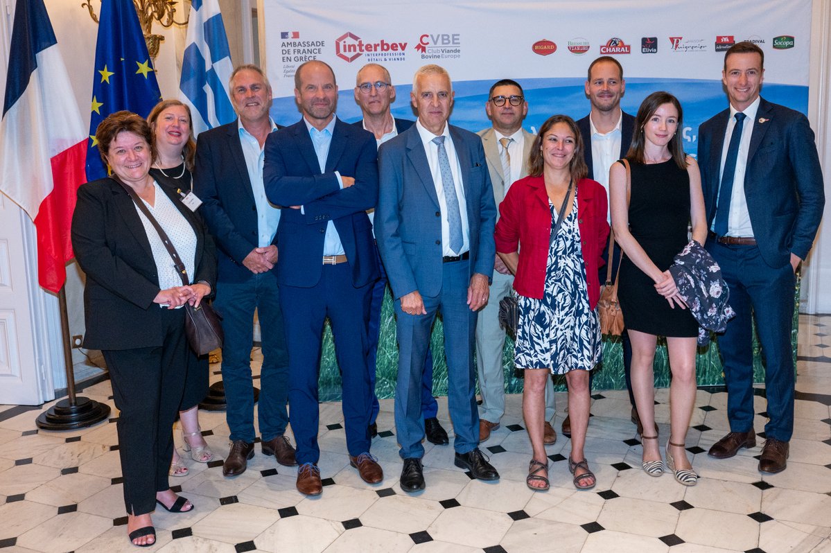 Interbev_fr's tweet photo. 𝗟𝗲 𝗖𝗹𝘂𝗯 𝗩𝗶𝗮𝗻𝗱𝗲 𝗕𝗼𝘃𝗶𝗻𝗲 𝗘𝘂𝗿𝗼𝗽𝗲 𝗲𝘁 𝗜𝗡𝗧𝗘𝗥𝗕𝗘𝗩 𝗼𝗻𝘁 𝗲́𝘁𝗲́ 𝗵𝗼𝗻𝗼𝗿𝗲́𝘀 𝗱𝗲 𝗿𝗲́𝘂𝗻𝗶𝗿 𝗮̀ 𝗹𝗮 𝗥𝗲́𝘀𝗶𝗱𝗲𝗻𝗰𝗲 𝗱𝗲 𝗙𝗿𝗮𝗻𝗰𝗲 𝗮̀ 𝗔𝘁𝗵𝗲̀𝗻𝗲𝘀 𝗹𝗲𝘀 𝗽𝗿𝗶𝗻𝗰𝗶𝗽𝗮𝘂𝘅 𝗮𝗰𝘁𝗲𝘂𝗿𝘀 𝗴𝗿𝗲𝗰𝘀 𝗱𝘂 𝗺𝗮𝗿𝗰𝗵𝗲́ 𝗱𝗲 𝗹𝗮 𝘃𝗶𝗮𝗻𝗱𝗲 𝗯𝗼𝘃𝗶𝗻𝗲 𝗮𝘂𝘅 𝗰𝗼̂𝘁𝗲́𝘀 𝗱𝗲 𝗹'𝗲𝗻𝘀𝗲𝗺𝗯𝗹𝗲 𝗱𝗲𝘀 𝗲𝗻𝘁𝗿𝗲𝗽𝗿𝗶𝘀𝗲𝘀 𝗮𝗱𝗵𝗲́𝗿𝗲𝗻𝘁𝗲𝘀 𝗱𝘂 𝗖𝗹𝘂𝗯 𝗩𝗶𝗮𝗻𝗱𝗲 𝗕𝗼𝘃𝗶𝗻𝗲 𝗘𝘂𝗿𝗼𝗽𝗲 (𝗖𝗩𝗕𝗘).

Nous souhaitons remercier chaleureusement Son Excellence Monsieur l'Ambassadeur de France en Grèce pour son accueil dans ce lieu prestigieux qu'est la Résidence de France.

Nous souhaitons exprimer notre grande gratitude pour sa présence Monsieur Margaritis Schinas, Ministre du Développement rural et de l’Alimentation.

La Grèce 🇬🇷occupe une place particulière dans l'histoire des exportations françaises de #ViandeBovine 🇫🇷.

Depuis de nombreuses années, nos entreprises entretiennent avec leurs partenaires grecs des relations fondées sur la confiance, la fidélité et la qualité des échanges.

Si nos deux pays partagent une histoire, ils partagent également une même vision : celle d'une alimentation de qualité, respectueuse des consommateurs, des savoir-faire et des territoires.

Cette réception organisée avec le soutien de l'Ambassade de France en Grèce, a permis de consolider les liens existants et créer de nouvelles opportunités de développement entre les entreprises françaises et les importateurs, grossistes, distributeurs et partenaires grecs pour accompagner durablement la présence de la #viande bovine française en Grèce.

Un grand merci à l'Ambassade de France en Grèce, à Monsieur le Ministre et à l'ensemble des participants mobilisées pour la qualité des échanges tout au long de cette soirée.