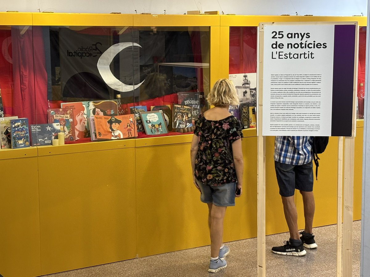 VisitEstartit's tweet photo. Aquest cap de setmana de Pirates pots veure l'exposició dels 25 anys de Ràdio Capital i 'Llegiu Pirates, Llegiu'.
📍A la sala d'actes de l'EMD
#pirateslestartit26 #visitestartit https://t.co/rgCgeEIzTG