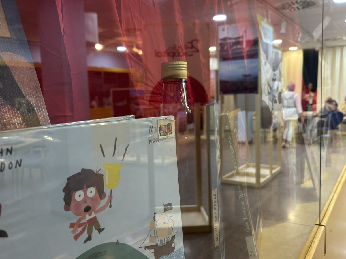 VisitEstartit's tweet photo. Aquest cap de setmana de Pirates pots veure l'exposició dels 25 anys de Ràdio Capital i 'Llegiu Pirates, Llegiu'.
📍A la sala d'actes de l'EMD
#pirateslestartit26 #visitestartit https://t.co/rgCgeEIzTG