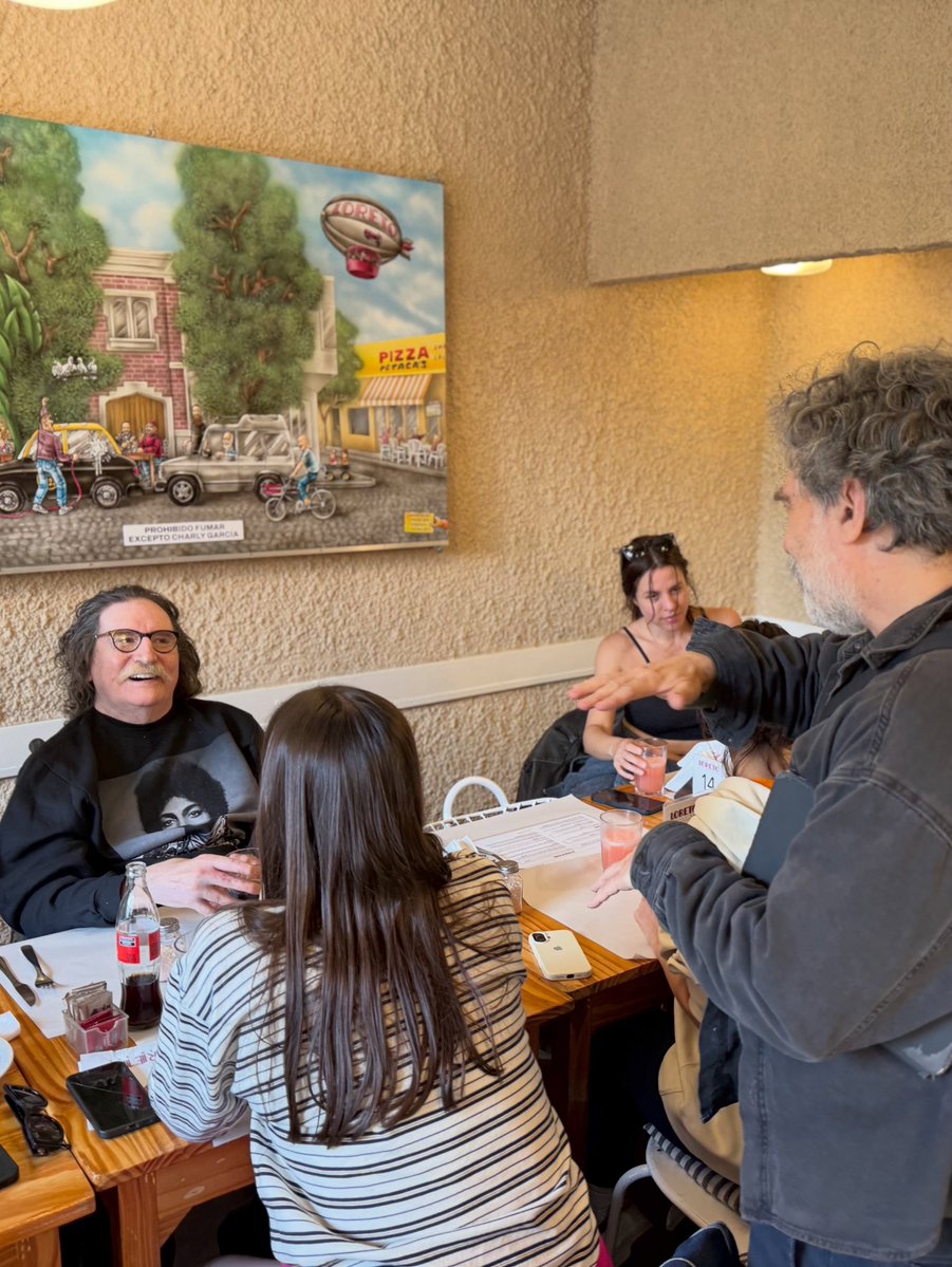elimpactocom's tweet photo. Charly García almorzó en Loreto Garden Bar y recibió un trato VIP de leyenda.

📱 "Prohibido fumar, excepto Charly García": el rey del rock nacional hizo valer su estatus en pleno restó https://t.co/jGU0n7ddqR