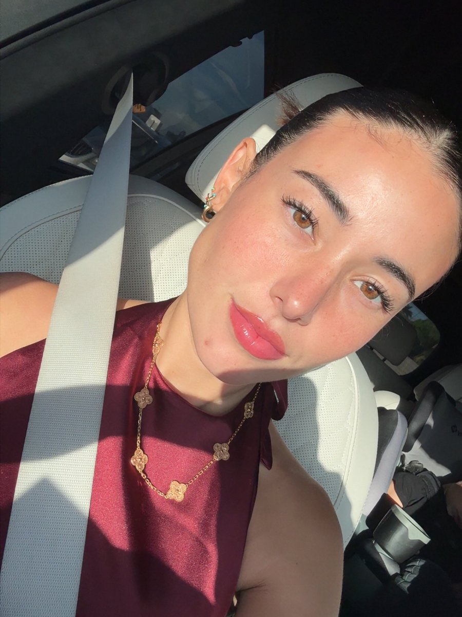 AngieVaronax_'s tweet photo. Let’s get to work 💼💼 https://t.co/BIN4sGratN
