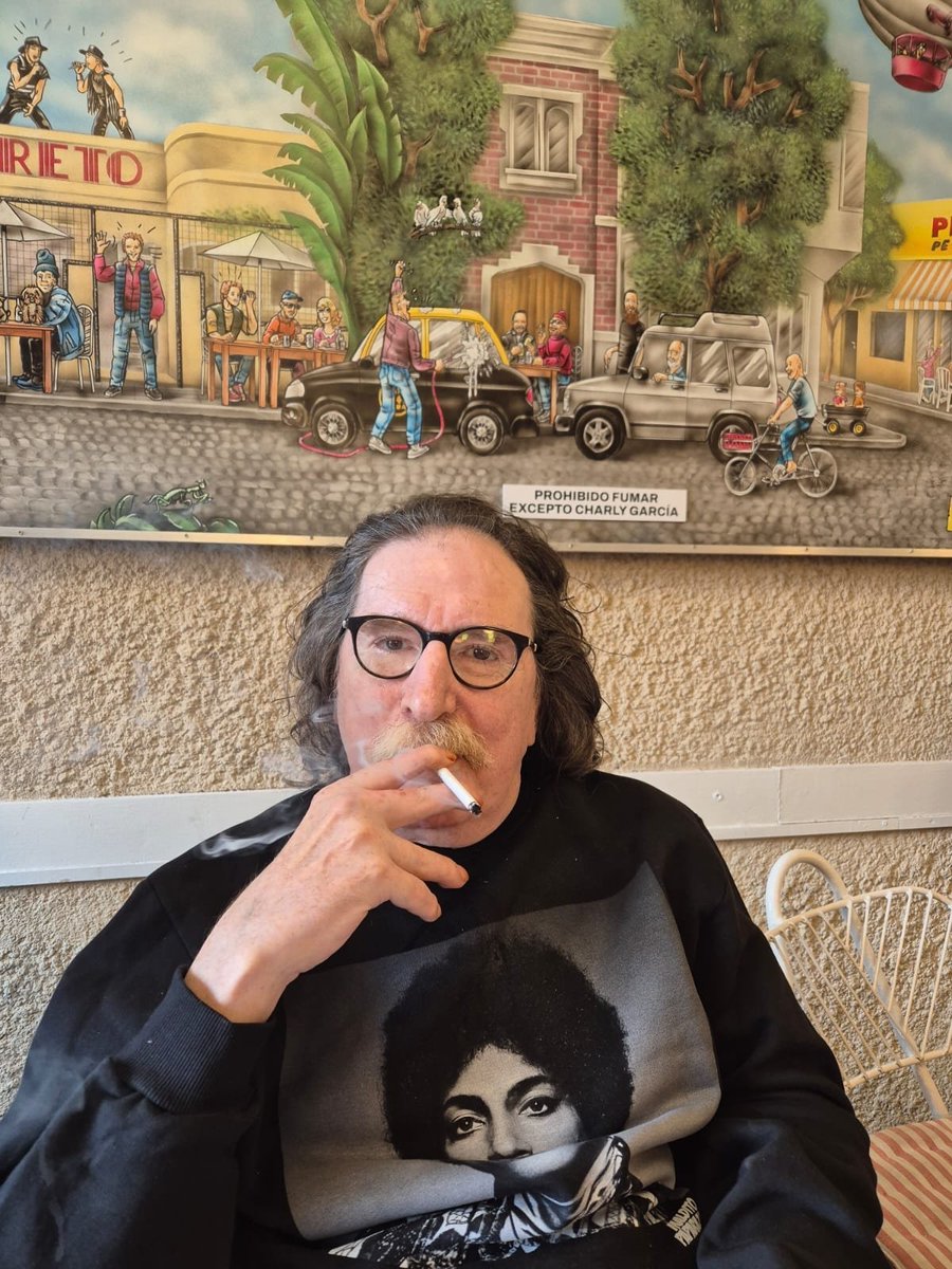 elimpactocom's tweet photo. Charly García almorzó en Loreto Garden Bar y recibió un trato VIP de leyenda.

📱 "Prohibido fumar, excepto Charly García": el rey del rock nacional hizo valer su estatus en pleno restó https://t.co/jGU0n7ddqR