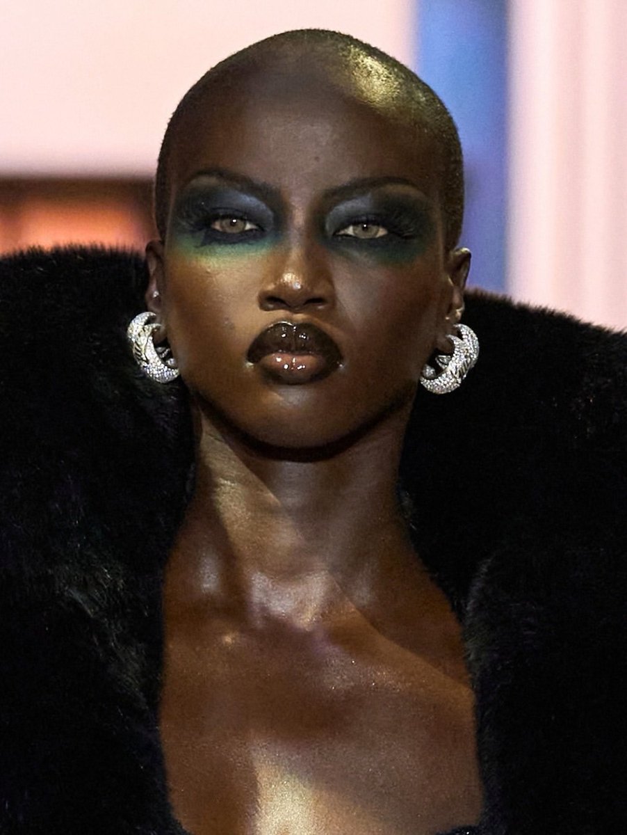 itgirlbackup's tweet photo. Beauty @ Gucci ss27 https://t.co/KYGserXS3M
