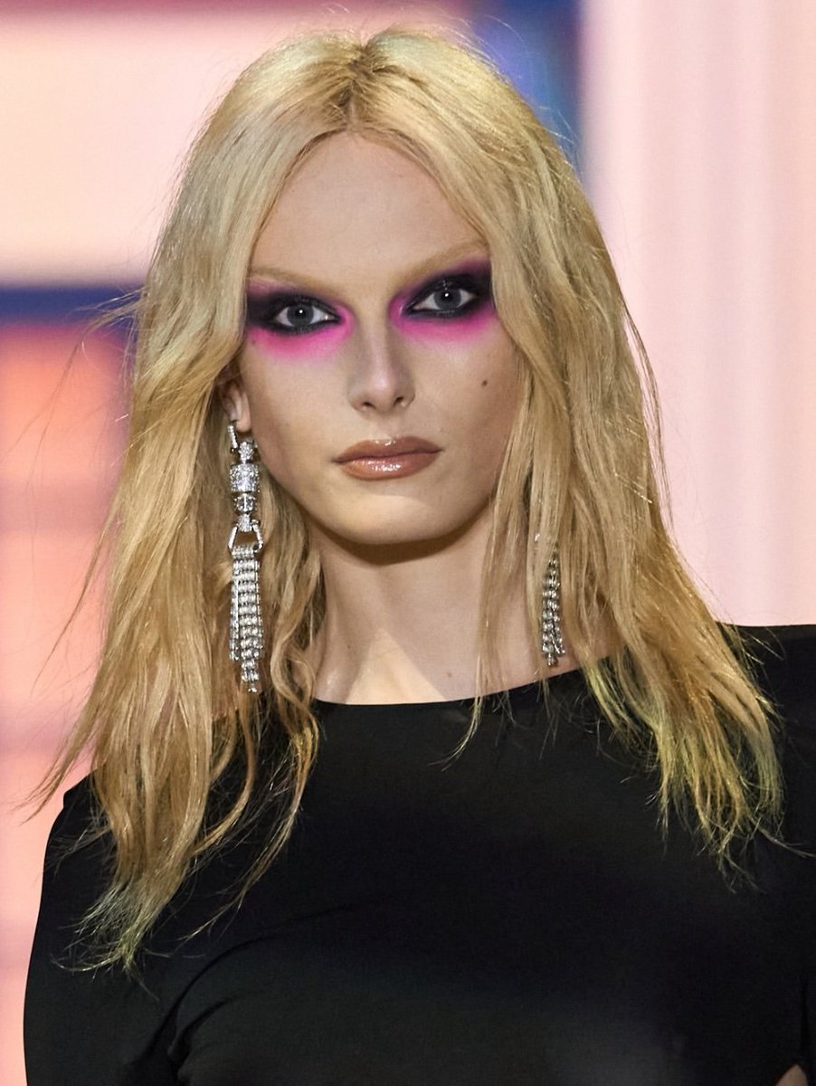 itgirlbackup's tweet photo. Beauty @ Gucci ss27 https://t.co/KYGserXS3M