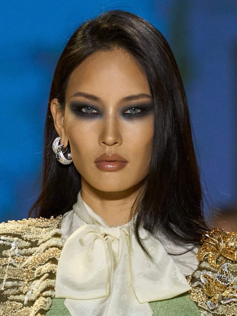 itgirlbackup's tweet photo. Beauty @ Gucci ss27 https://t.co/KYGserXS3M