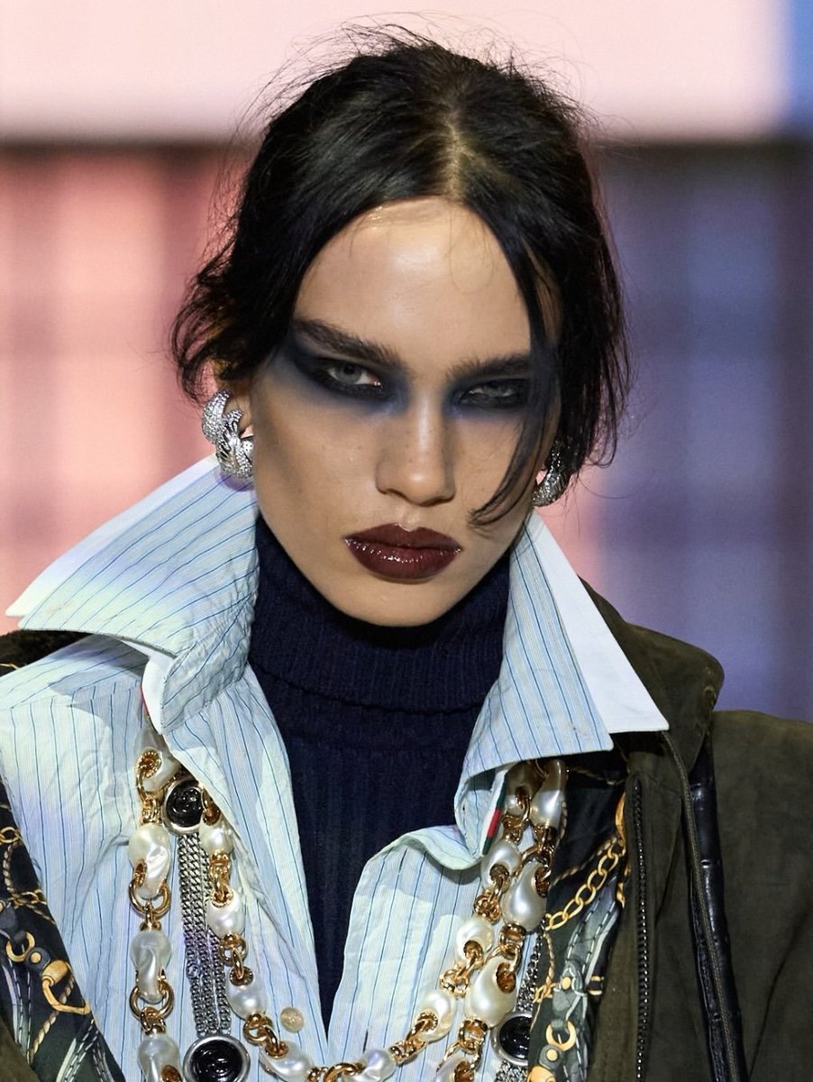 itgirlbackup's tweet photo. Beauty @ Gucci ss27 https://t.co/KYGserXS3M