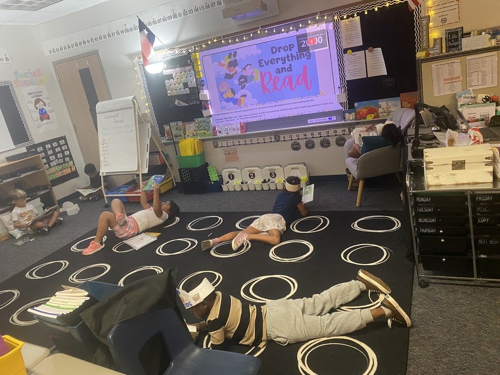 hoodcase97's tweet photo. We stopped, we dropped, we read as we celebrated Dolly Day and HEB's Read-In! #Read3ReadIn #HEB https://t.co/GO4SXLT2RB