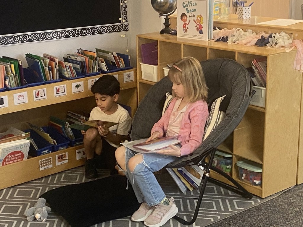 hoodcase97's tweet photo. We stopped, we dropped, we read as we celebrated Dolly Day and HEB's Read-In! #Read3ReadIn #HEB https://t.co/GO4SXLT2RB