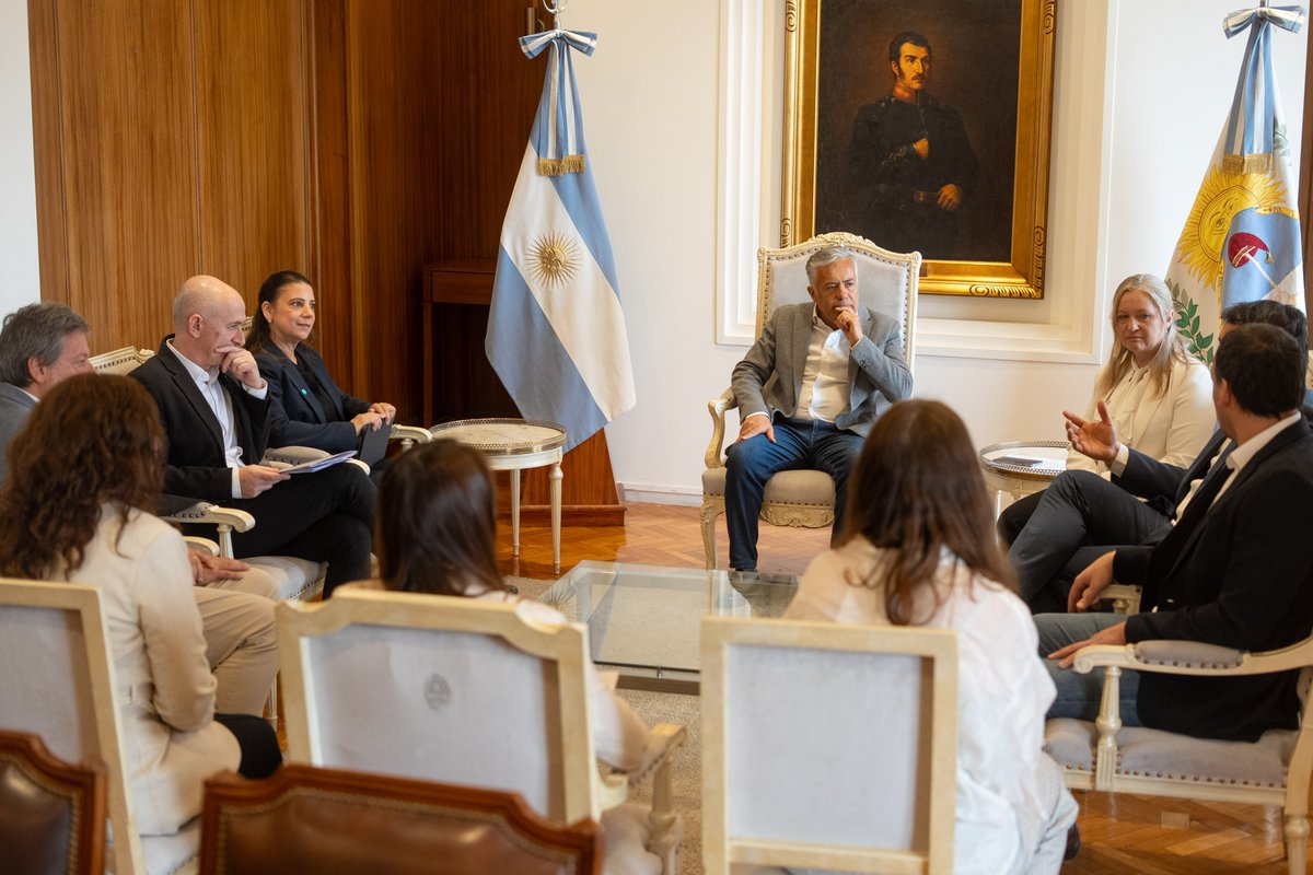 RodoMontero83's tweet photo. Firmamos con UNICEF un Memorándum de Entendimiento que nos permite profundizar una línea de trabajo que Mendoza ya viene desarrollando. No inaugura una agenda nueva, sino que consolida y escala políticas públicas que ya están en marcha. 🧵 https://t.co/eXDP0KlxlI