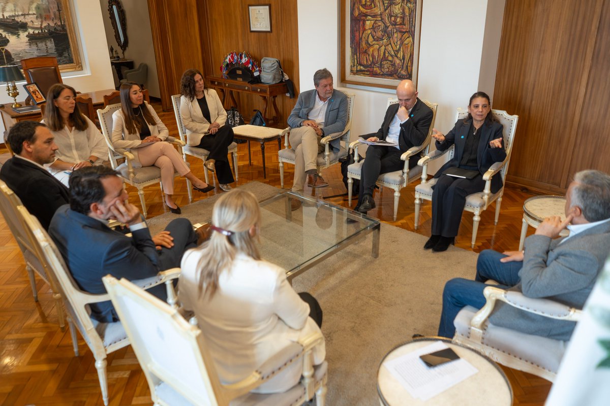RodoMontero83's tweet photo. Firmamos con UNICEF un Memorándum de Entendimiento que nos permite profundizar una línea de trabajo que Mendoza ya viene desarrollando. No inaugura una agenda nueva, sino que consolida y escala políticas públicas que ya están en marcha. 🧵 https://t.co/eXDP0KlxlI