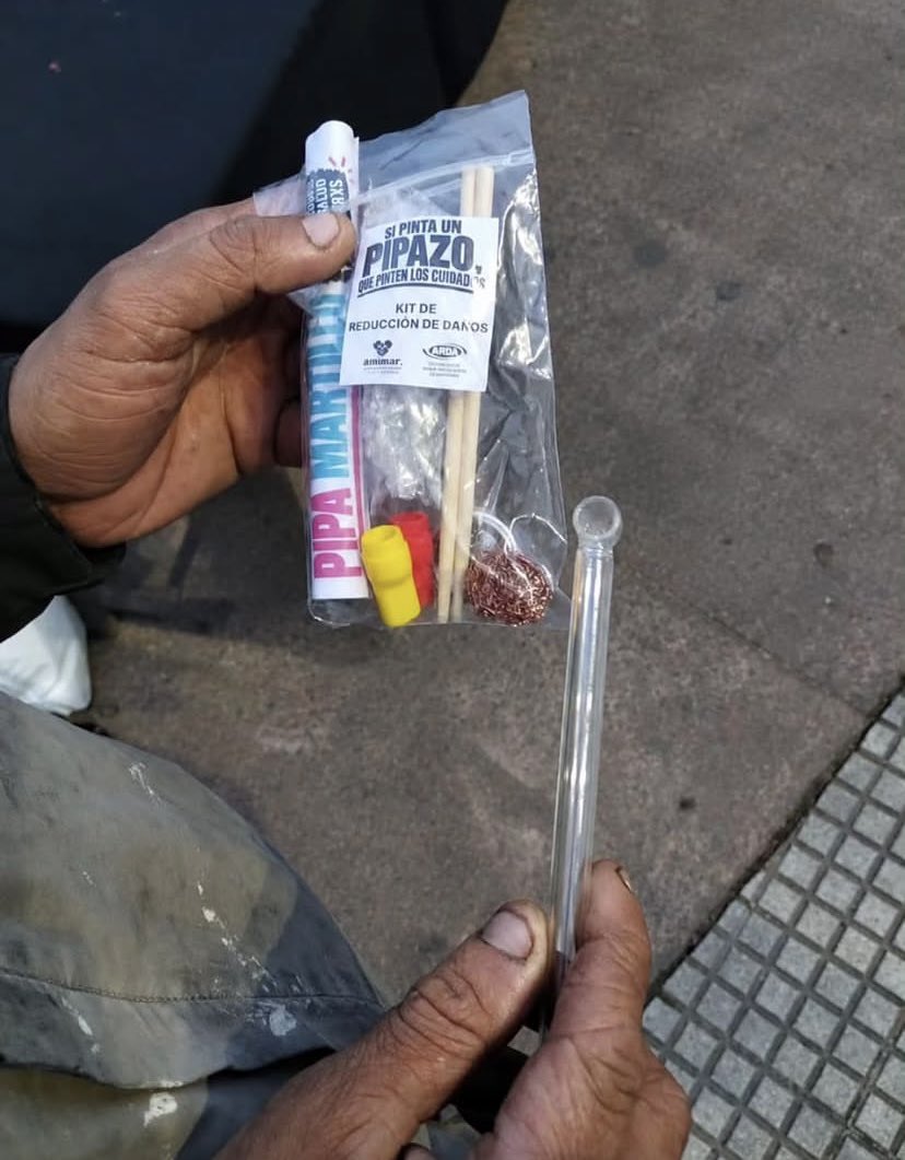 altashanta's tweet photo. "Si pinta UN PIPAZO que pinten los cuidados"

En Constitución estuvo el "sindicato de trabajadorxs sexuales" REGALANDO KITS PARA QUE TE DROGUES CON PACO. Viene con pipa y virulana incluida. Lo normal sería que digan que no te drogues, acá lo fomentan. Qué asco que dan. https://t.co/8I3TIwNtD3