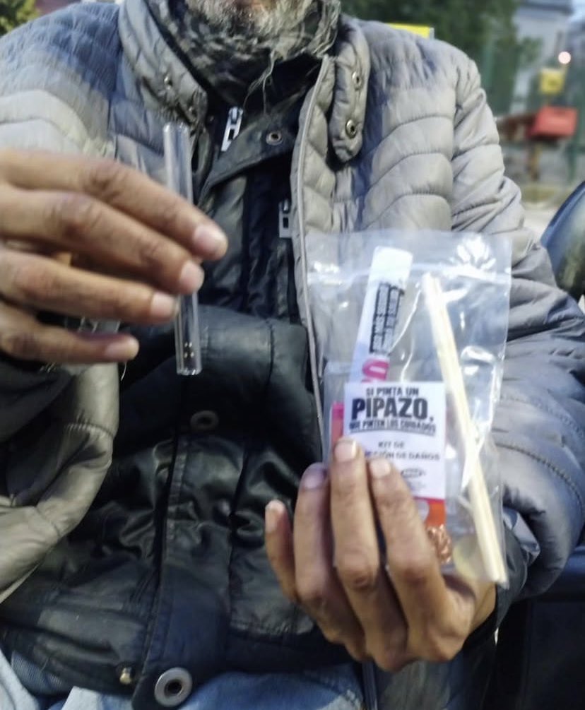 altashanta's tweet photo. "Si pinta UN PIPAZO que pinten los cuidados"

En Constitución estuvo el "sindicato de trabajadorxs sexuales" REGALANDO KITS PARA QUE TE DROGUES CON PACO. Viene con pipa y virulana incluida. Lo normal sería que digan que no te drogues, acá lo fomentan. Qué asco que dan. https://t.co/8I3TIwNtD3