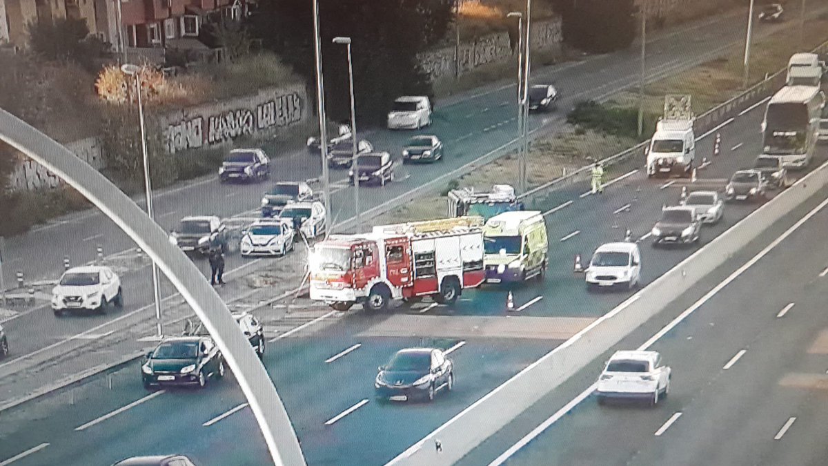 112cmadrid's tweet photo. ⚠️ Precaución en 

📍A4 km 29, Valdemoro, sentido Madrid

por colisión de vehículo con guardarraíl. No hay heridos pero la circulación está muy condicionada.

Los #BomberosCM están trabajando en el lugar para retirar el vehículo. #SUMMA112 también en la intervención.

@guardiacivil en el lugar.

Imagen @DGTes