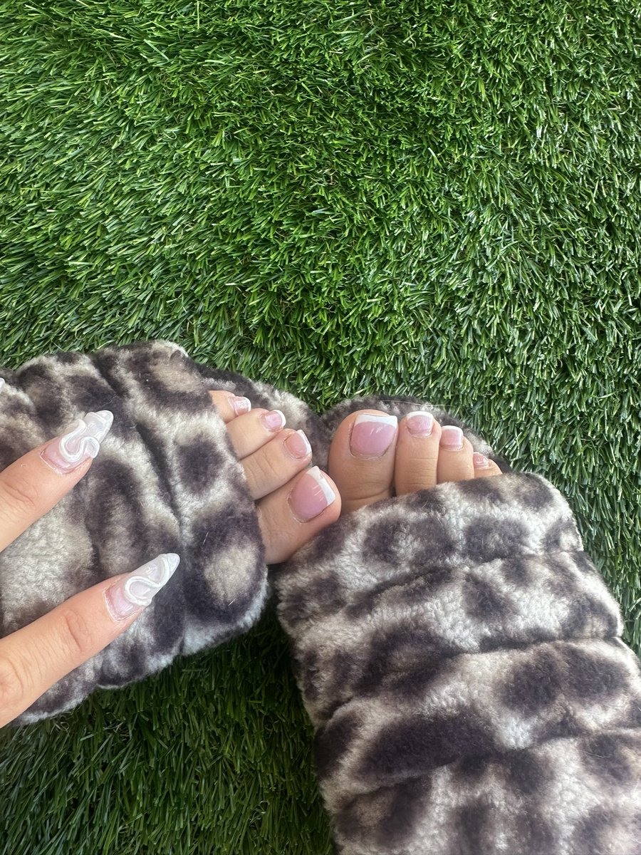 misslillexxi's tweet photo. What color should I get my toes? https://t.co/Nre9cfFAQA