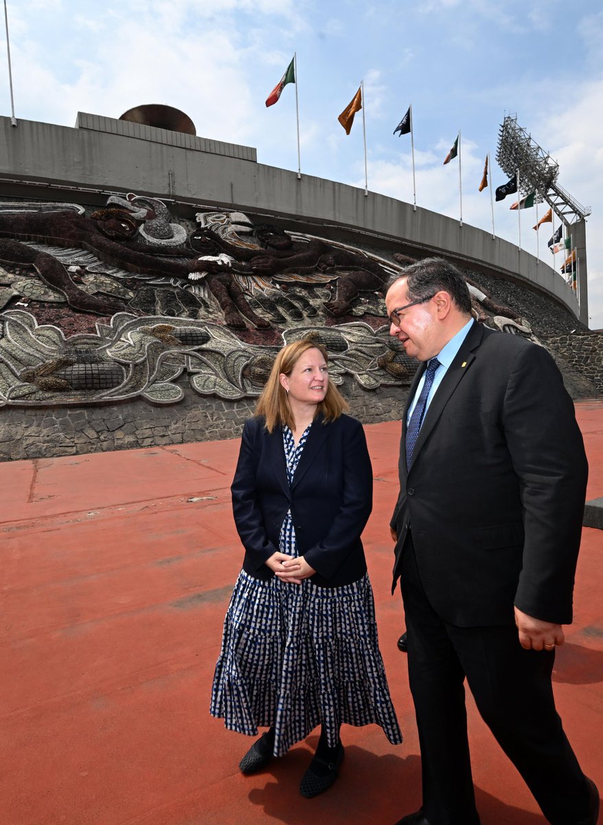 Cuauhtemoc_1521's tweet photo. ¿Sabías que uno de los grandes murales de Diego Rivera está a punto de entrar en una nueva etapa de conservación?

En la fachada oriental del Estadio Olímpico Universitario se encuentra La Universidad, la familia y el deporte en México, un monumental relieve de Diego Rivera realizado entre 1952 y 1954. Ahora, la UNAM, el World Monuments Fund y la Embajada de Estados Unidos en México unirán esfuerzos para su conservación y estabilización, con una inversión de 185 mil dólares aportados por el Fondo de Embajadores de Estados Unidos para la Preservación Cultural.

La intervención busca atender el deterioro de esta obra, que forma parte inseparable de la arquitectura del Estadio Olímpico y del paisaje de Ciudad Universitaria. Además, se incorporará tecnología digital para crear un recorrido virtual bilingüe que permita conocer el mural y su historia.

El rector de la UNAM, Leonardo Lomelí Vanegas, destacó que esta alianza es “una gran noticia” y un buen inicio de las celebraciones por los 20 años de la inscripción del Campus Central de Ciudad Universitaria en la Lista del Patrimonio Mundial de la UNESCO. Señaló que la restauración permitirá que el mural se preserve y sea conocido por las futuras generaciones, para que continúe siendo un referente “no solo de esta casa de estudios sino de la Ciudad de México”.

Más de siete décadas después de su creación, el relieve de Rivera enfrenta así un nuevo reto: conservarse para que siga formando parte de la memoria visual de la UNAM y de la ciudad.