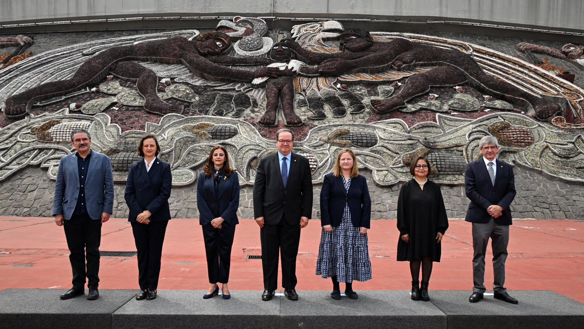 Cuauhtemoc_1521's tweet photo. ¿Sabías que uno de los grandes murales de Diego Rivera está a punto de entrar en una nueva etapa de conservación?

En la fachada oriental del Estadio Olímpico Universitario se encuentra La Universidad, la familia y el deporte en México, un monumental relieve de Diego Rivera realizado entre 1952 y 1954. Ahora, la UNAM, el World Monuments Fund y la Embajada de Estados Unidos en México unirán esfuerzos para su conservación y estabilización, con una inversión de 185 mil dólares aportados por el Fondo de Embajadores de Estados Unidos para la Preservación Cultural.

La intervención busca atender el deterioro de esta obra, que forma parte inseparable de la arquitectura del Estadio Olímpico y del paisaje de Ciudad Universitaria. Además, se incorporará tecnología digital para crear un recorrido virtual bilingüe que permita conocer el mural y su historia.

El rector de la UNAM, Leonardo Lomelí Vanegas, destacó que esta alianza es “una gran noticia” y un buen inicio de las celebraciones por los 20 años de la inscripción del Campus Central de Ciudad Universitaria en la Lista del Patrimonio Mundial de la UNESCO. Señaló que la restauración permitirá que el mural se preserve y sea conocido por las futuras generaciones, para que continúe siendo un referente “no solo de esta casa de estudios sino de la Ciudad de México”.

Más de siete décadas después de su creación, el relieve de Rivera enfrenta así un nuevo reto: conservarse para que siga formando parte de la memoria visual de la UNAM y de la ciudad.