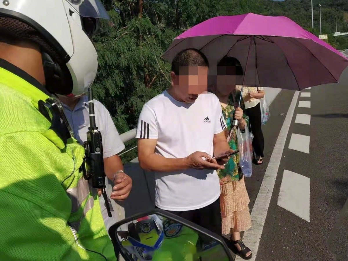 astey026166v1's tweet photo. "Just got caught sneaking past the border checkpoint—what a mess with the official! #UnexpectedTrouble" https://t.co/p1BSYqrc0V