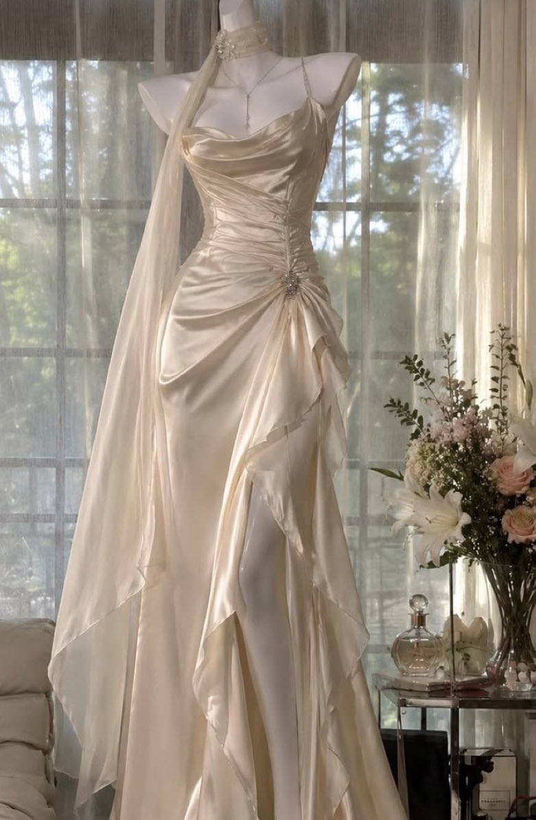roerupzl's tweet photo. @faubadliar I want her to wear this type of dress please https://t.co/XkyqkgNUrV