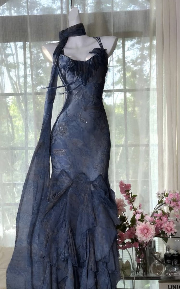 roerupzl's tweet photo. @faubadliar I want her to wear this type of dress please https://t.co/XkyqkgNUrV