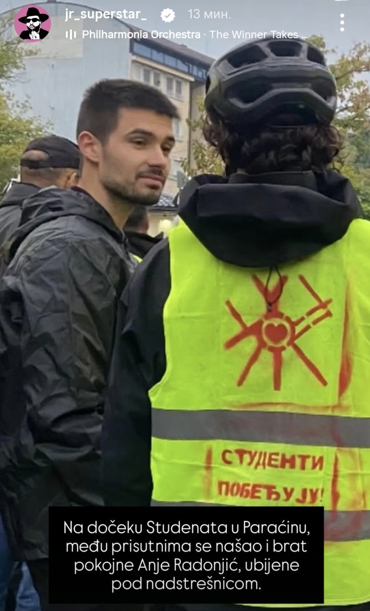 SlavicaPetrovs1's tweet photo. Na dočeku studenata je i brat devojke ubijene pod nadstrešnicom, jedne od 16 žrtava za čije ubistvo već 2 godine niko nije osuđen. https://t.co/GlY93FWX3k