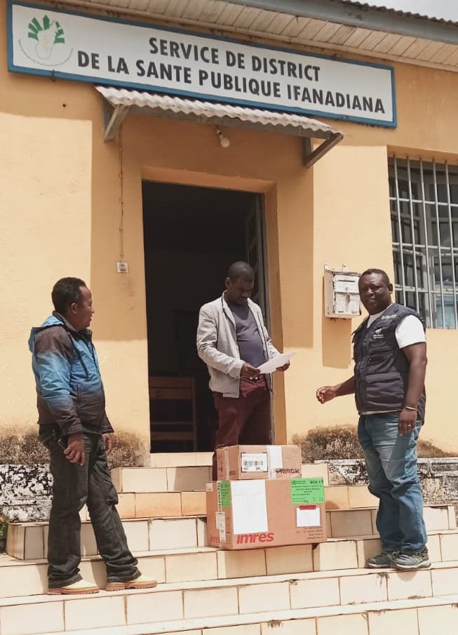 OMSMadagascar's tweet photo. Face à la recrudescence du #paludisme et de la #rougeole à Ifanadiana🇲🇬, @OMSMadagascar appuie la riposte du @msanp_Mdg : coordination, intrants médicaux et appui à la prise en charge.
Avec l’appui de @UNFPAMadagascar , des drones🚁 facilitent aussi l’acheminement de médicaments. https://t.co/beGr4m3z25