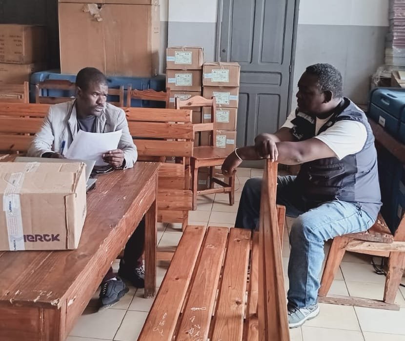 OMSMadagascar's tweet photo. Face à la recrudescence du #paludisme et de la #rougeole à Ifanadiana🇲🇬, @OMSMadagascar appuie la riposte du @msanp_Mdg : coordination, intrants médicaux et appui à la prise en charge.
Avec l’appui de @UNFPAMadagascar , des drones🚁 facilitent aussi l’acheminement de médicaments. https://t.co/beGr4m3z25