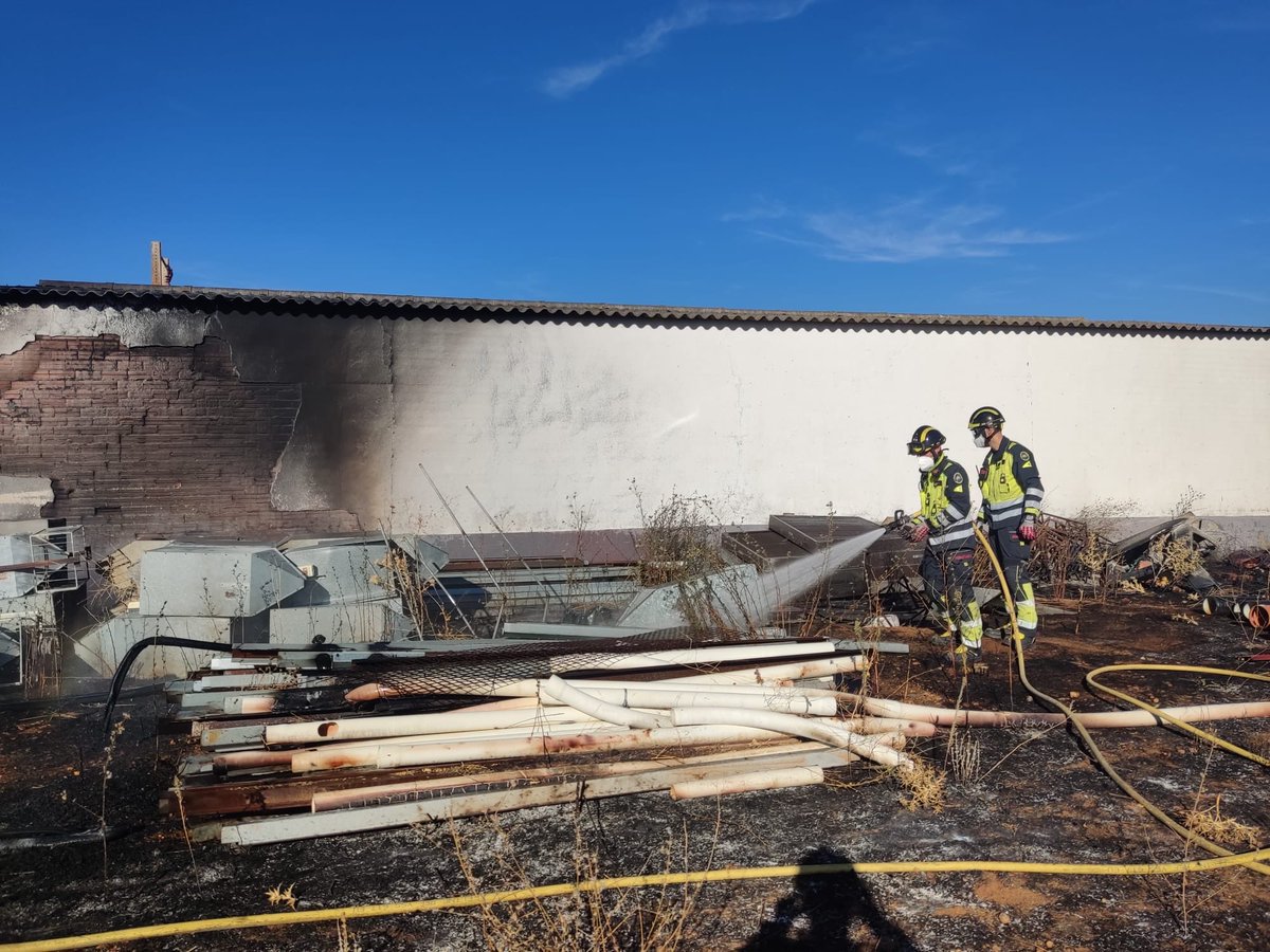 BomberosDip_VLL's tweet photo. 🔥 Intervenimos en un incendio de rastrojos en el término municipal de Cubillas de Santa Marta.

📍 El fuego se encontraba cerca de una nave de aves.

🚒 Nuestros efectivos controlaron y extinguieron el incendio, evitando su propagación. https://t.co/48DB7l2HaF