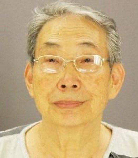 mrwtffacts's tweet photo. 🇺🇸 In 2013, a 75-year-old Texas man named Chung Kim had endured months of hell from his upstairs neighbors.

They kept dumping their dog’s feces and urine off the balcony, letting it drip right onto his patio below - despite his repeated complaints that were completely ignored.

One morning, after stepping in fresh dog s**t again, Kim finally snapped. 

He grabbed a gun and shot and killed his 31-year-old female neighbor on her balcony. 

Kim then went upstairs and fatally shot her boyfriend as he tried to run.

Jury convicted him of capital murder. Life in prison, no parole.