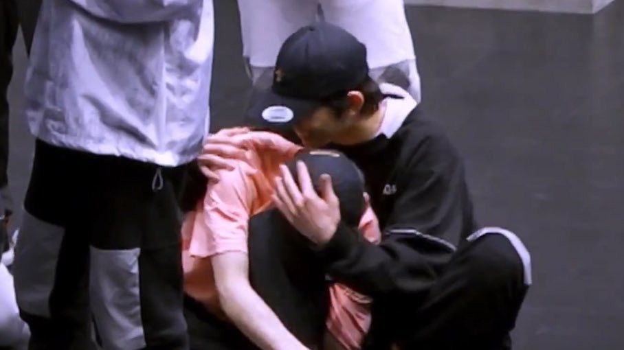 heejakeupi's tweet photo. jake must be so soft to hug ☹️ https://t.co/0EFu1v0set