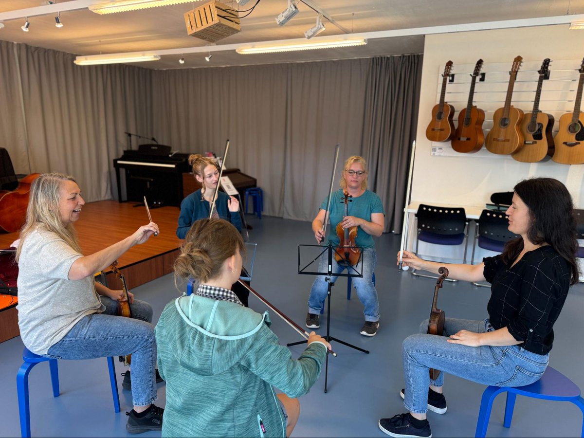 artscademia's tweet photo. 🌱Jeder lernt in seinem eigenen Tempo

Beim Musiklernen gibt es keinen Zeitplan, der für alle funktioniert. Ein Kind braucht vielleicht etwas länger für einen bestimmten Rhythmus, versteht dafür eine Melodie intuitiv. 

#MusikschuleBern #Musikunterricht #IndividuellLernen #Bern https://t.co/N56pBSBGCY