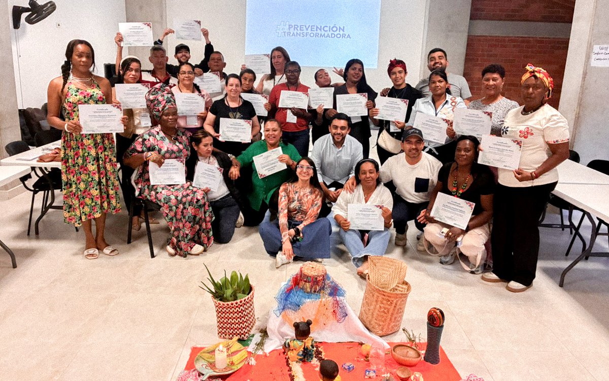 UIA_JEP's tweet photo. Por último, el encuentro cerró con la entrega de diplomas como reconocimiento a la participación y compromiso los líderes y las lideresas. 

Durante el cierre, agradecieron a la #UIA_JEP por dar continuidad a estos espacios, teniendo como eje central a las víctimas. https://t.co/KjEEi2V9KO