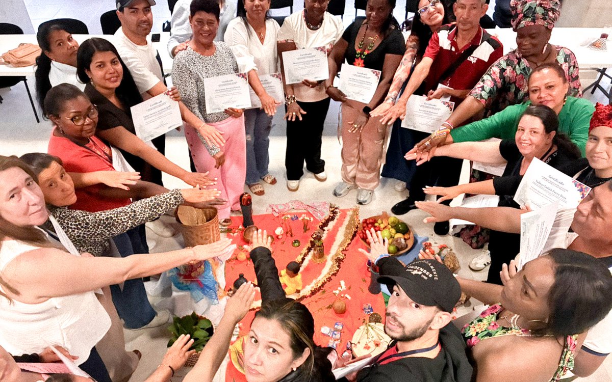 UIA_JEP's tweet photo. Por último, el encuentro cerró con la entrega de diplomas como reconocimiento a la participación y compromiso los líderes y las lideresas. 

Durante el cierre, agradecieron a la #UIA_JEP por dar continuidad a estos espacios, teniendo como eje central a las víctimas. https://t.co/KjEEi2V9KO