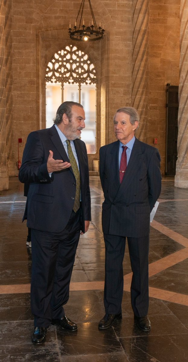 Sentandreu's tweet photo. El proximo jueves tenemos una cita con la historia. Para desentrañar uno de los grandes misterios de la historia el año pasado nos acompañó en el acto de apertura de Curso de la Real Academia de Cultura Valenciana el Excmo. Sr.D. Cristóbal Colón de Carvajal y Gorosábel, Duque de Veragua y cabeza de la Casa Colón. Este año será el eminente genetista D. José Antonio Lorente Acosta, Catedrático de Medicina Legal y Forense de la Universidad de Granada, Director del proyecto Cristóbal Colón ADN su verdadero origen. El acto, en la lonja de Valencia, es el inicio de la recta final de una controversia que ha tenido en vilo a la historiografía, la genética, la diplomática y la paleolinguística en torno al verdadero origen de Cristóbal Colón.