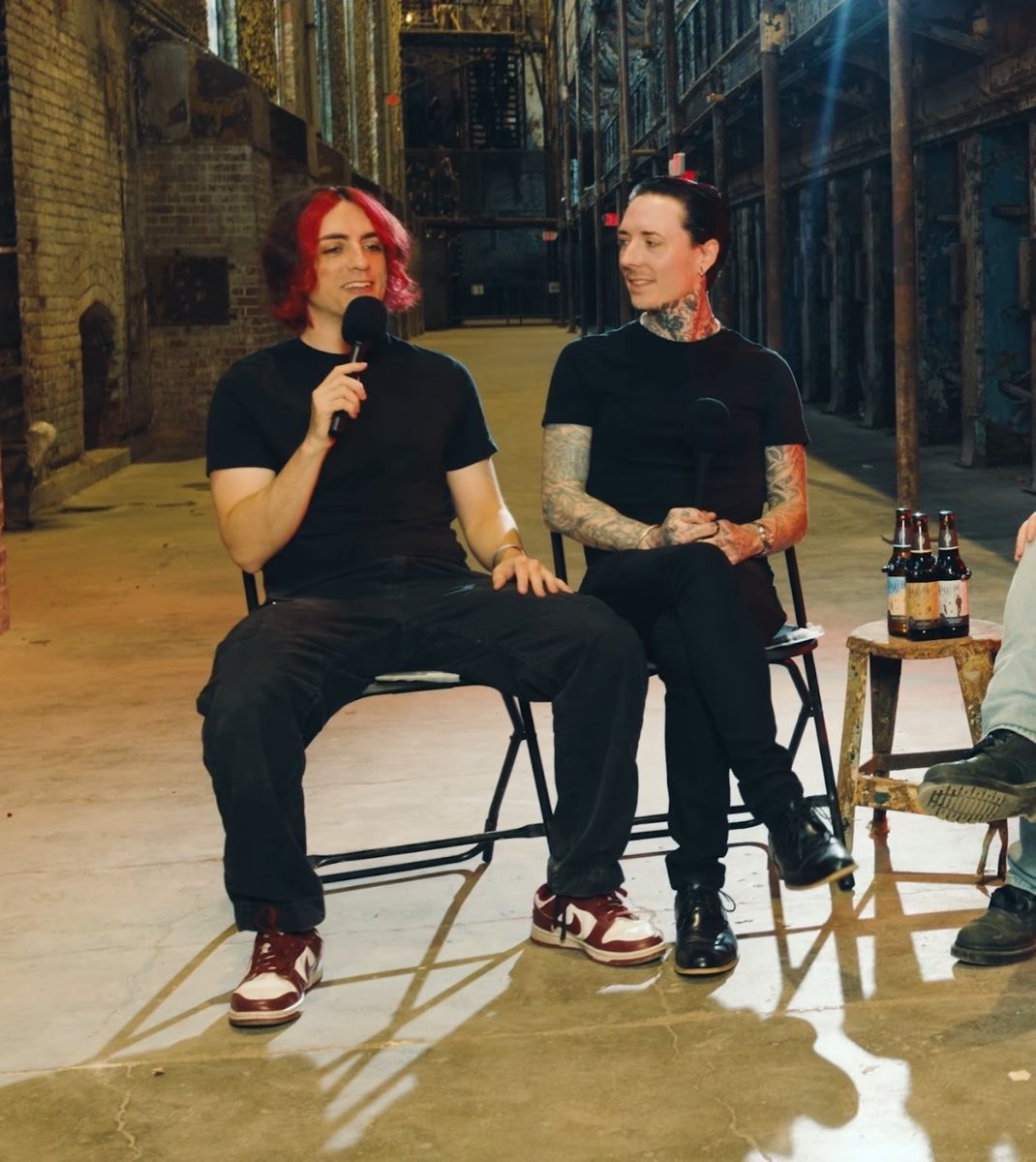 xheadachexx's tweet photo. the two different ways they are sitting is frying me i’m sorry 😭😭😭 https://t.co/JiWq7VO3dU