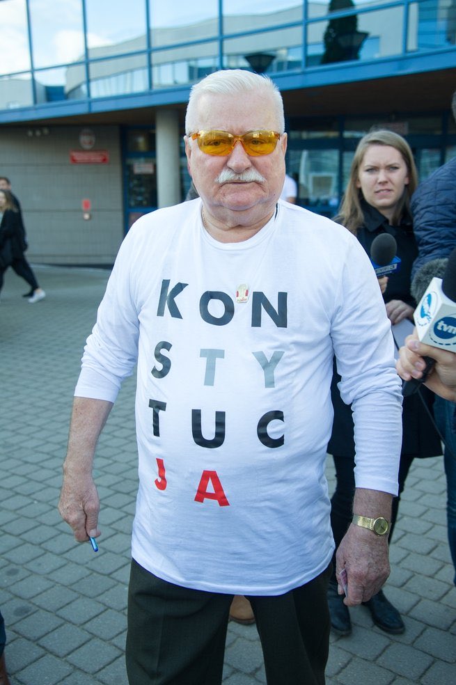 Andzia1984Anna's tweet photo. ⬇️Już wiemy dlaczego na koszulce widnieje napis. KON- STY- TU- CJA biedny Wałęsa jeszcze sylabuje… 🫣😂
#lechwalesa
#wtornyanalfabeta
#komedia https://t.co/5PUDEtl2OW