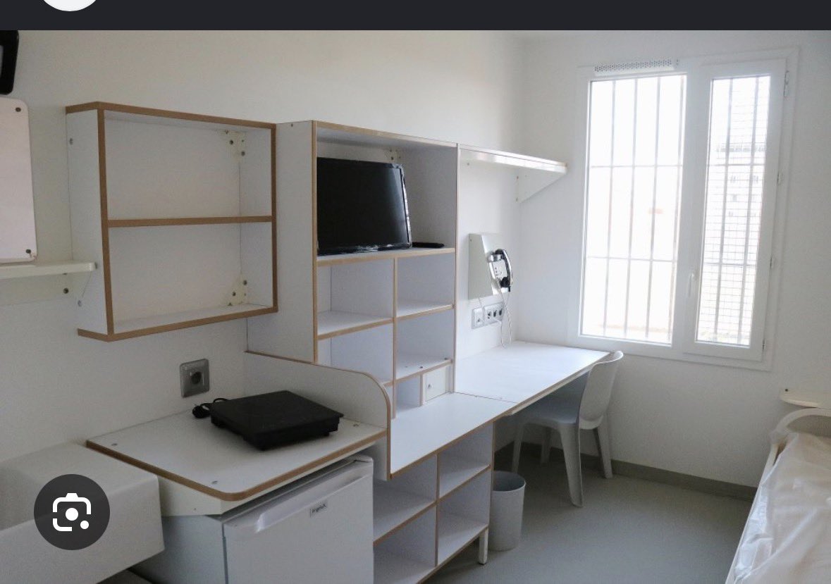 Bazoudemada's tweet photo. @Guib0r3 Non les raciste vous êtes fascinant 🤣🤣 
C’est sa chambre bande de zgeg sa s’appelle de l’humour 😂 
Sa ressemble a sa un centre de détention https://t.co/omk3DpEpCD