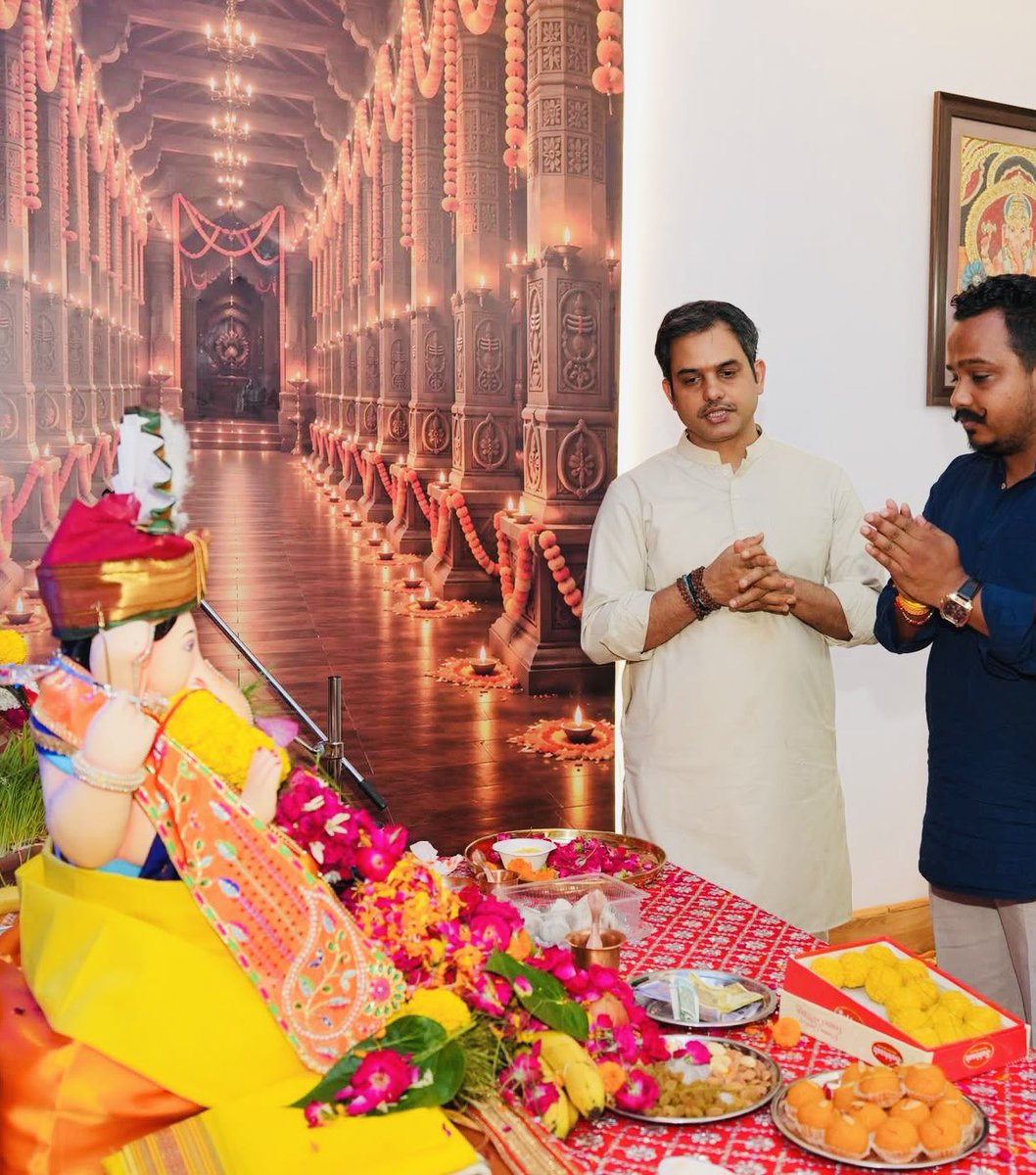 MukulGuptaBJP's tweet photo. आप सभी को पावन पर्व 'अनंत चतुर्दशी' की हार्दिक शुभकामनाएँ। सृष्टि के पालनहार भगवान श्री विष्णु जी एवं विघ्नहर्ता भगवान श्री गणेश जी सभी को सुख-समृद्धि, आरोग्यता व यश प्रदान कर��ं, यही मंगलकामना है।🚩🙏🏻 https://t.co/mJxo1Hc5Xf