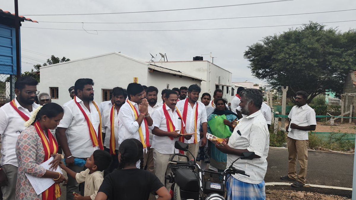 karurmathimas1's tweet photo. இடைத்தேர்தல் தாராபுரம் தொகுதி - தேர்தல் பிரச்சாரம்

தாராபுரம் தனி தொகுதி - தமிழ்நாடு சட்டமன்ற 2026 இடைத்தேர்தலை முன்னிட்டு மூலனூர் பேரூர் கழகம், பூத் எண் 274 பகுதியில் 

கரூர் மேற்கு மாவட்ட கழக நிர்வாகிகள் பலரும் இணைந்து தமிழக வெற்றிக் கழகத்தின் வெற்றி வேட்பாளர் பி.சத்தியபாமா அவர்களுக்கு வெற்றி சின்னமான "விசில்" சின்னத்திற்கு வாக்குகள் சேகரித்தனர். #CMJosephVijay‌ @actorvijay @CMOTamilnadu @TVKVijayHQ @BussyAnand