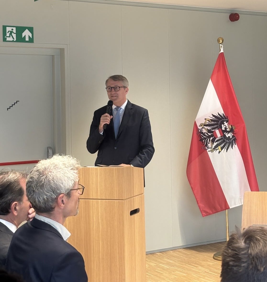 AustriaatEU's tweet photo. Botschafter Franz Wirtenberger eröffnete im ÖsterreichHaus die Veranstaltung „Talk or Lose?“ von LKÖ, EU-Umweltbüro und Ökosozialem Forum. Im Fokus: Dialog zwischen Landwirtschaft und Umwelt, unterschiedliche Perspektiven und gemeinsame Lösungen.
#TalkOrLose #Landwirtschaft https://t.co/mwaV7Dv8bZ