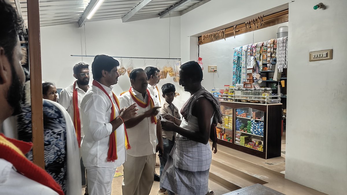 karurmathimas1's tweet photo. இடைத்தேர்தல் தாராபுரம் தொகுதி - தேர்தல் பிரச்சாரம்

தாராபுரம் தனி தொகுதி - தமிழ்நாடு சட்டமன்ற 2026 இடைத்தேர்தலை முன்னிட்டு மூலனூர் பேரூர் கழகம், பூத் எண் 274 பகுதியில் 

கரூர் மேற்கு மாவட்ட கழக நிர்வாகிகள் பலரும் இணைந்து தமிழக வெற்றிக் கழகத்தின் வெற்றி வேட்பாளர் பி.சத்தியபாமா அவர்களுக்கு வெற்றி சின்னமான "விசில்" சின்னத்திற்கு வாக்குகள் சேகரித்தனர். #CMJosephVijay‌ @actorvijay @CMOTamilnadu @TVKVijayHQ @BussyAnand
