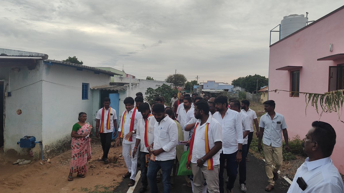 karurmathimas1's tweet photo. இடைத்தேர்தல் தாராபுரம் தொகுதி - தேர்தல் பிரச்சாரம்

தாராபுரம் தனி தொகுதி - தமிழ்நாடு சட்டமன்ற 2026 இடைத்தேர்தலை முன்னிட்டு மூலனூர் பேரூர் கழகம், பூத் எண் 274 பகுதியில் 

கரூர் மேற்கு மாவட்ட கழக நிர்வாகிகள் பலரும் இணைந்து தமிழக வெற்றிக் கழகத்தின் வெற்றி வேட்பாளர் பி.சத்தியபாமா அவர்களுக்கு வெற்றி சின்னமான "விசில்" சின்னத்திற்கு வாக்குகள் சேகரித்தனர். #CMJosephVijay‌ @actorvijay @CMOTamilnadu @TVKVijayHQ @BussyAnand