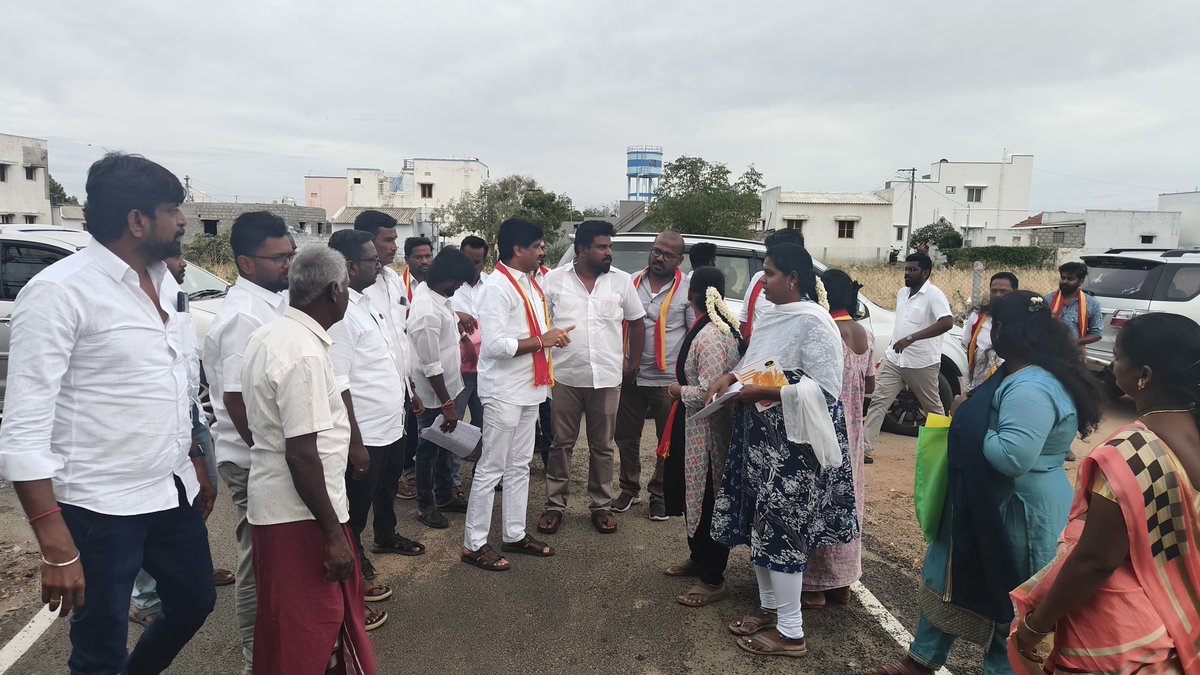 karurmathimas1's tweet photo. இடைத்தேர்தல் தாராபுரம் தொகுதி - தேர்தல் பிரச்சாரம்

தாராபுரம் தனி தொகுதி - தமிழ்நாடு சட்டமன்ற 2026 இடைத்தேர்தலை முன்னிட்டு மூலனூர் பேரூர் கழகம், பூத் எண் 274 பகுதியில் 

கரூர் மேற்கு மாவட்ட கழக நிர்வாகிகள் பலரும் இணைந்து தமிழக வெற்றிக் கழகத்தின் வெற்றி வேட்பாளர் பி.சத்தியபாமா அவர்களுக்கு வெற்றி சின்னமான "விசில்" சின்னத்திற்கு வாக்குகள் சேகரித்தனர். #CMJosephVijay‌ @actorvijay @CMOTamilnadu @TVKVijayHQ @BussyAnand