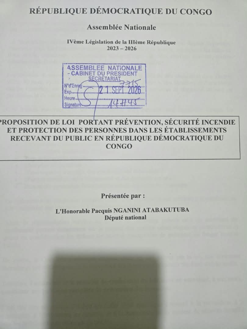 NganiniP's tweet photo. 🔥 PRÉVENIR LES INCENDIES, PROTÉGER DES VIES : UNE RESPONSABILITÉ COLLECTIVE

Face aux incendies qui ont récemment endeuillé notre pays, particulièrement dans des lieux accueillant du public, notamment dans la salle de fête Panachée et autres, j’ai estimé qu’il était nécessaire d’agir non seulement après les drames, mais surtout avant qu’ils ne surviennent.

C’est dans cet esprit que j’ai initié une Proposition de loi portant prévention et sécurité incendie dans les établissements recevant du public en République démocratique du Congo.

Cette initiative part d’un principe simple : la vie humaine doit être protégée avant tout.

QUE PRÉVOIT CETTE PROPOSITION DE LOI ?

Elle vise notamment à instaurer un cadre national plus cohérent de prévention et de sécurité incendie dans les établissements recevant du public : salles de fêtes, hôtels, restaurants, écoles, établissements sanitaires, lieux de culte, salles de spectacles, centres commerciaux et autres espaces accueillant un nombre important de personnes.

Le texte prévoit notamment :

1. Un certificat de conformité incendie avant l’ouverture ou l’exploitation de certains établissements ;

2. La présence et l’entretien des extincteurs et autres équipements de première intervention ;

3. Les systèmes d’alarme et de détection, adaptés aux caractéristiques des établissements ;

4. Les issues et voies d’évacuation clairement identifiées, accessibles et sécurisées ;

5. L'affichage des plans d’évacuation et des consignes de sécurité ;

6. La prise en compte de la capacité maximale d’accueil des établissements ;

7. Les contrôles périodiques par les services compétents ;

8. Des mécanismes de mise en conformité, ainsi que des sanctions en cas de manquements graves ;

9. Une période permettant aux établissements déjà existants de se mettre en conformité avec les nouvelles exigences.

POURQUOI CETTE LOI EST-ELLE NÉCESSAIRE ?

Parce qu'un extincteur ne doit pas apparaître après un incendie.
Une issue de secours ne doit pas être recherchée lorsque les flammes sont déjà présentes.
Un plan d’évacuation ne doit pas être découvert au moment de la catastrophe.

La sécurité incendie doit être pensée dès la conception, organisée avant l'ouverture et contrôlée pendant toute l'exploitation d'un établissement.

Les récents événements à Kinshasa ont d'ailleurs conduit les autorités à renforcer les contrôles des salles de fêtes et autres établissements recevant du public.

L’OBJECTIF N’EST PAS DE FERMER LES ÉTABLISSEMENTS.

L'objectif est de faire en sorte que personne ne perde la vie parce qu'un établissement ne disposait pas des moyens élémentaires permettant de prévenir un incendie ou d'évacuer rapidement ses occupants.

Cette proposition vise donc à instaurer une véritable culture nationale de prévention, en responsabilisant les propriétaires, exploitants, constructeurs, gestionnaires et autorités de contrôle.

PROTÉGER LES VIES AUJOURD’HUI POUR ÉVITER LES DRAMES DE DEMAIN.

En tant que Député national, j'estime que notre responsabilité collective est de tirer les leçons des événements douloureux que nous connaissons et de renforcer durablement notre arsenal juridique.

La République démocratique du Congo a besoin de normes claires, de contrôles effectifs et surtout d'une politique qui privilégie la prévention plutôt que la réaction après catastrophe.

Prévenir un incendie, c’est protéger une vie.
Protéger une vie, c’est protéger notre Nation. 

C'est possible de passer de l'incivisme à l'excellence.
Cette fois-ci jamais sans nous. 

Honorable NGANINI ATABAKUTUBA Pacquis 
Député national 
Jésus de Tshangu