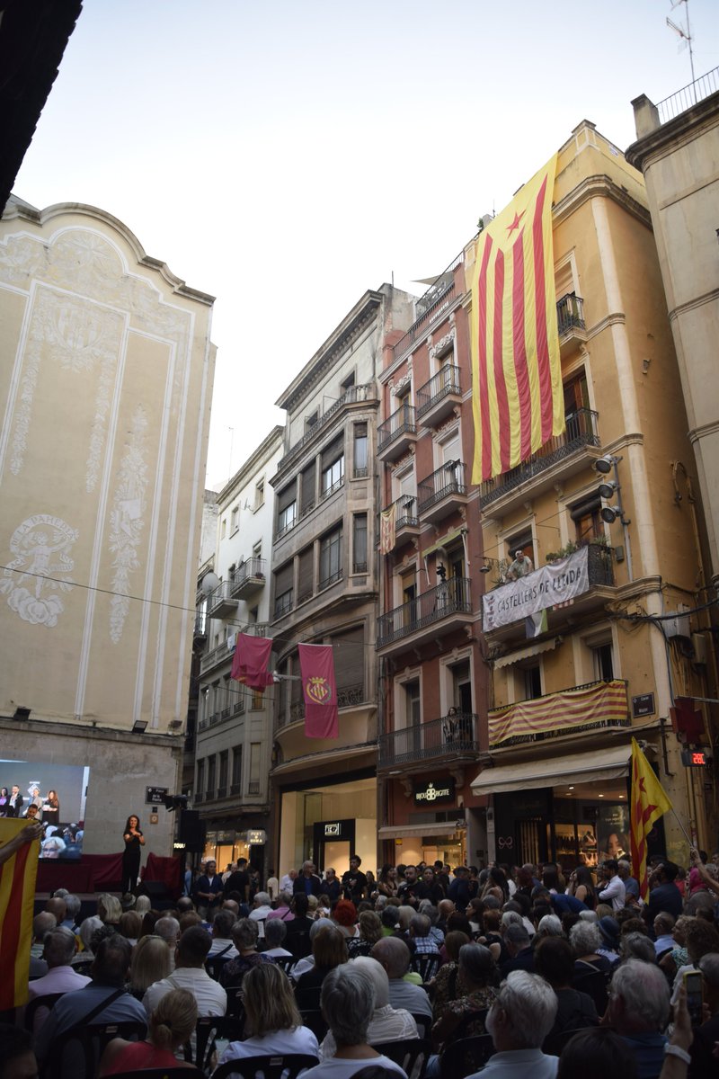 EndavantPonent's tweet photo. ✊🏽DESPLEGUEM UNA ESTELADA GEGANT DURANT EL PREGÓ DE LA FESTA MAJOR!

🔥 Una estelada gegant al cor de la ciutat.

Que es vegi que la independència continua sent als carrers. Que es vegi que no ens amagarem! ✊🏽 https://t.co/EpVfTnHYLD