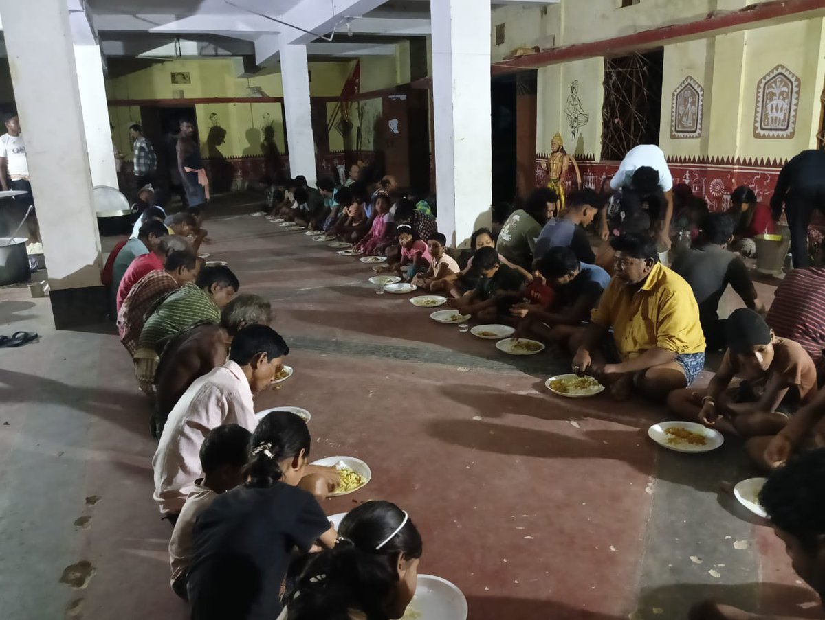 DM_Mayurbhanj's tweet photo. ମୟୂରଭଞ୍ଜ ଜିଲ୍ଲାର ବିଭିନ୍ନ ଆଶ୍ରୟସ୍ଥଳୀରେ ସୁରକ୍ଷିତ ଭାବେ ରହୁଥିବା ପ୍ରଭାବିତ ଜନସାଧାରଣଙ୍କୁ ପ୍ରଶାସନ ପକ୍ଷରୁ ରାତ୍ରି ଭୋଜନ ପ୍ରଦାନ କରାଯାଉଛି । ଆଶ୍ରୟସ୍ଥଳୀଗୁଡ଼ିକରେ ରହୁଥିବା ସମସ୍ତଙ୍କ ପାଇଁ ଆବଶ୍ୟକ ଖାଦ୍ୟ ଯୋଗାଣ ବ୍ୟବସ୍ଥା ନିରନ୍ତର ଜାରି ରହିଛି ।
#Mayurbhanj #FloodResponse #DisasterManagement #OdishaPolitics https://t.co/DKK6xm7a8A
